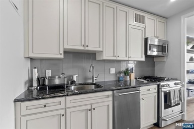 ? SPECTACULAR NYC & RIVER VIEWS! ? Welcome to luxury high-rise - photo 13