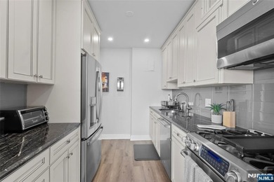 ? SPECTACULAR NYC & RIVER VIEWS! ? Welcome to luxury high-rise - photo 15
