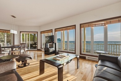 Nichee en bordure du fleuve Saint-Laurent, cette prestigieuse - photo 17