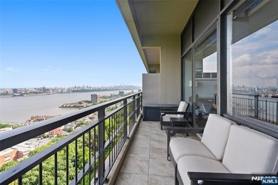 ? SPECTACULAR NYC & RIVER VIEWS! ? Welcome to luxury high-rise - photo 21