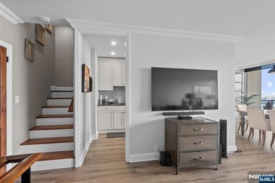 ? SPECTACULAR NYC & RIVER VIEWS! ? Welcome to luxury high-rise - photo 22