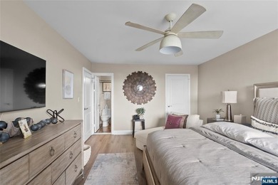 ? SPECTACULAR NYC & RIVER VIEWS! ? Welcome to luxury high-rise - photo 25