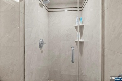? SPECTACULAR NYC & RIVER VIEWS! ? Welcome to luxury high-rise - photo 27