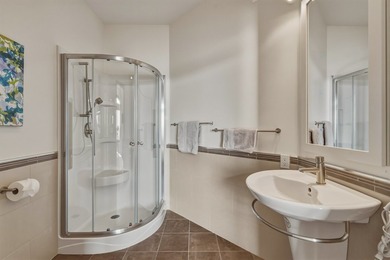 Nichee en bordure du fleuve Saint-Laurent, cette prestigieuse - photo 30