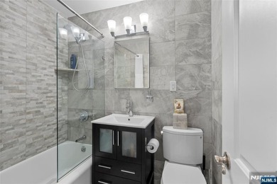 ? SPECTACULAR NYC & RIVER VIEWS! ? Welcome to luxury high-rise - photo 30