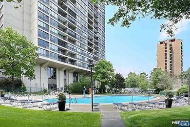 ? SPECTACULAR NYC & RIVER VIEWS! ? Welcome to luxury high-rise - photo 32