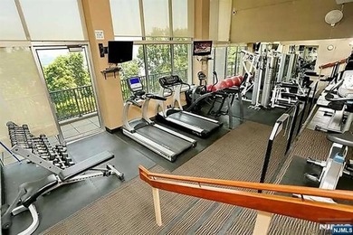 ? SPECTACULAR NYC & RIVER VIEWS! ? Welcome to luxury high-rise - photo 35