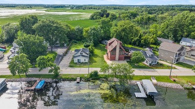Set along the shores of Tichigan Lake and the Fox River - photo 4