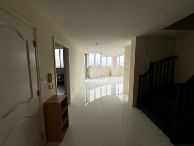 Luxury 3 bedroom and 3.5 bathroom condo penthouse apartment in - photo 11