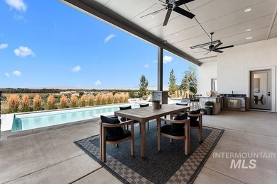 An irreplaceable single-level estate perched on nearly an - photo 11
