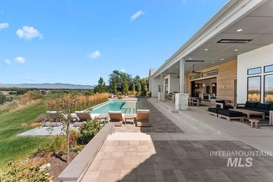 An irreplaceable single-level estate perched on nearly an - photo 12