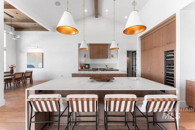 An irreplaceable single-level estate perched on nearly an - photo 15