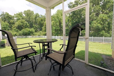 Welcome to this beautifully furnished end-unit townhome - photo 18