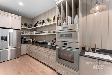 An irreplaceable single-level estate perched on nearly an - photo 21