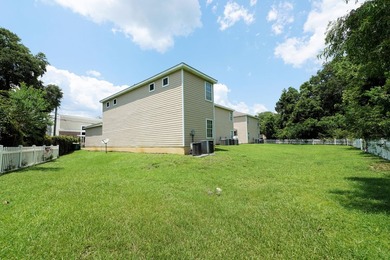 Welcome to this beautifully furnished end-unit townhome - photo 22