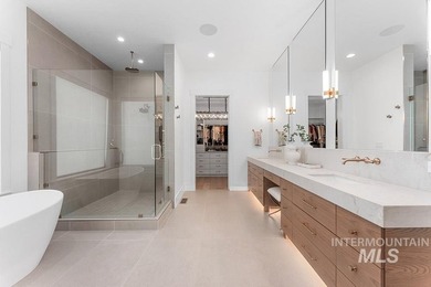 An irreplaceable single-level estate perched on nearly an - photo 24