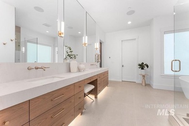 An irreplaceable single-level estate perched on nearly an - photo 25