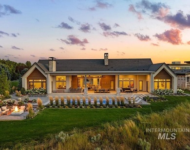 An irreplaceable single-level estate perched on nearly an - photo 45