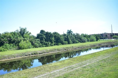Very nicely kept condominium next to one of the swimming pools - photo 20