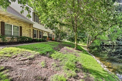 Spacious 3-Bed/2.5-Bth townhome nestled in a quiet, wooded - photo 2