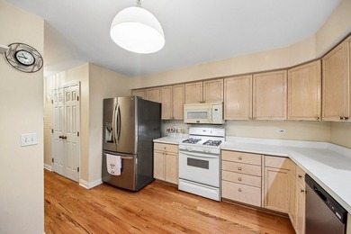 Spacious 3-Bed/2.5-Bth townhome nestled in a quiet, wooded - photo 4