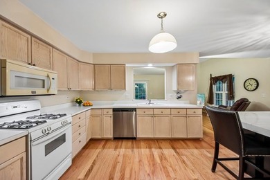 Spacious 3-Bed/2.5-Bth townhome nestled in a quiet, wooded - photo 5