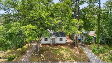 Remodeled 5 minuites to Downtown Savannah. 3 Bedroom 2 Full - photo 32