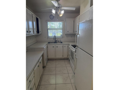 Welcome to Pine Point Villas in desirable Boynton Beach! This - photo 4