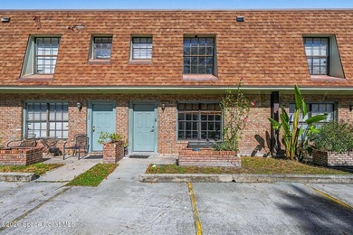 Beautifully Remodeled Townhome Near Everything! This spacious - photo 3