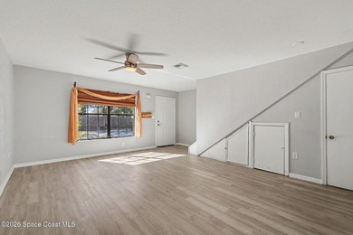 Beautifully Remodeled Townhome Near Everything! This spacious - photo 4