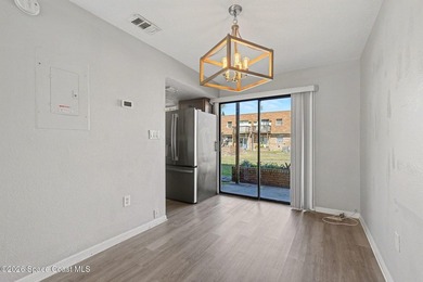 Beautifully Remodeled Townhome Near Everything! This spacious - photo 8