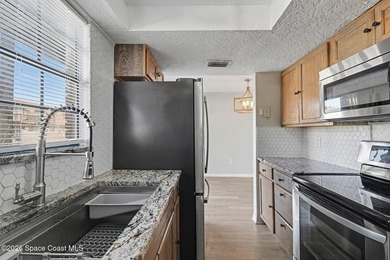 Beautifully Remodeled Townhome Near Everything! This spacious - photo 10