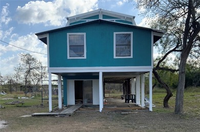 (private lake, pond, creek) Home For Sale in Woodsboro Texas