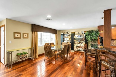 Located in the heart of Merrick lies in a cul-de-sac this - photo 11