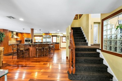 Located in the heart of Merrick lies in a cul-de-sac this - photo 12