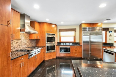 Located in the heart of Merrick lies in a cul-de-sac this - photo 17