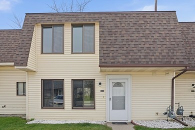Welcome home to your newly updated 3 bedroom townhouse. What's - photo 20