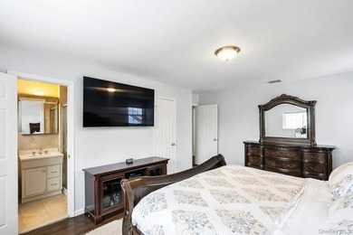 Located in the heart of Merrick lies in a cul-de-sac this - photo 24