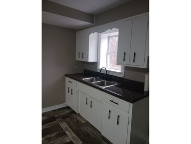 VERY LARGE HOME THAT HAS BEEN REMODELED. THIS HOME OFFERS 5 - photo 25