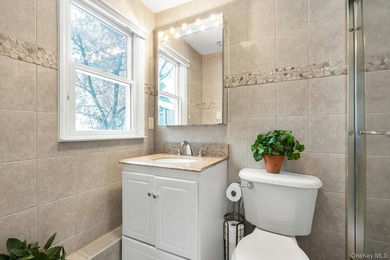Located in the heart of Merrick lies in a cul-de-sac this - photo 26