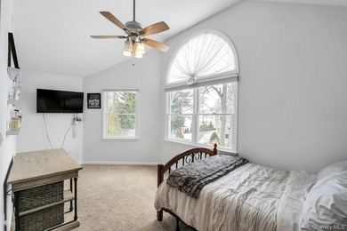 Located in the heart of Merrick lies in a cul-de-sac this - photo 28