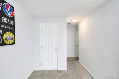 Located in the heart of Merrick lies in a cul-de-sac this - photo 29