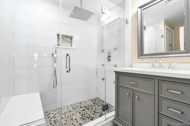 Located in the heart of Merrick lies in a cul-de-sac this - photo 30