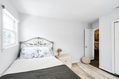 Located in the heart of Merrick lies in a cul-de-sac this - photo 34