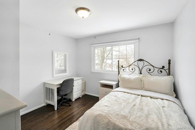 Located in the heart of Merrick lies in a cul-de-sac this - photo 35