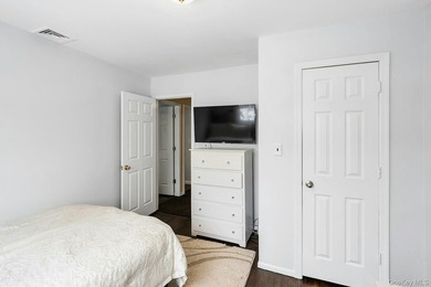 Located in the heart of Merrick lies in a cul-de-sac this - photo 36