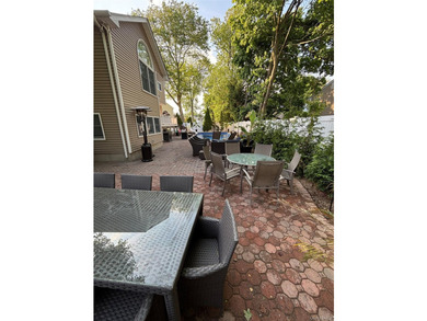 Located in the heart of Merrick lies in a cul-de-sac this - photo 38