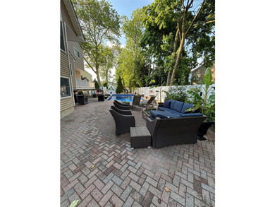 Located in the heart of Merrick lies in a cul-de-sac this - photo 40