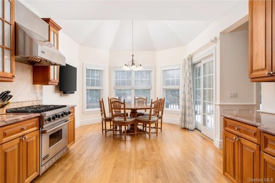 Located in the heart of Water Mill on a private cul-de-sac - photo 6