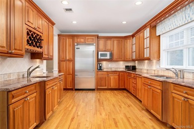 Located in the heart of Water Mill on a private cul-de-sac - photo 7